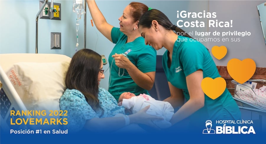 Personal de enfermería del Hospital Clínica Bíblica atendiendo a una madre y su recién nacido durante la celebración del ranking Lovemarks 2022.