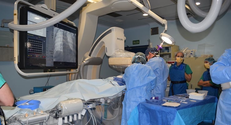 Equipo médico especializado utilizando el nuevo angiógrafo con tecnología ClarityIQ en el Hospital Clínica Bíblica para realizar una intervención vascular de alta precisión.