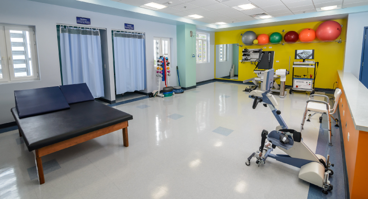 Interior del nuevo Centro de Rehabilitación y Terapia Física del Hospital Clínica Bíblica, mostrando el gimnasio equipado con tecnología alemana de punta.