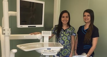 Dra. Irene Valerio Alfaro y colega en el consultorio OMI Center del Hospital Clínica Bíblica, especialistas en odontología mínimamente invasiva.