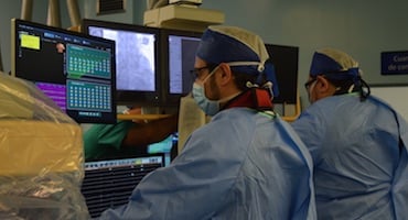Médicos especialistas del Hospital Clínica Bíblica realizando la primera cirugía de crioablación en el país para eliminar arritmias mediante frío.