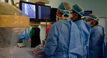 Especialistas en cardiología intervencionista del Hospital Clínica Bíblica monitoreando la colocación del dispositivo Mitraclip en tiempo real.