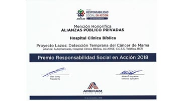 Certificado de Mención Honorífica Alianzas Público Privadas otorgado por AMCHAM al Hospital Clínica Bíblica por el Proyecto Lazos en 2018.