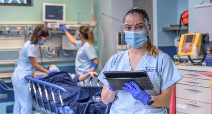 Personal de enfermería del Hospital Clínica Bíblica en sala de atención con paciente hospitalizado durante jornada clínica
