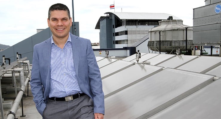 Andrés Alvarado, Gerente de Calidad y Ambiente, junto a los paneles solares en la azotea del Hospital Clínica Bíblica, símbolo del compromiso ambiental.