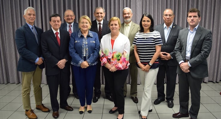 Miembros de la Junta Directiva de la Asociación de Hospitales Privados de Centroamérica, Panamá y República Dominicana durante su reunión anual en Costa Rica.