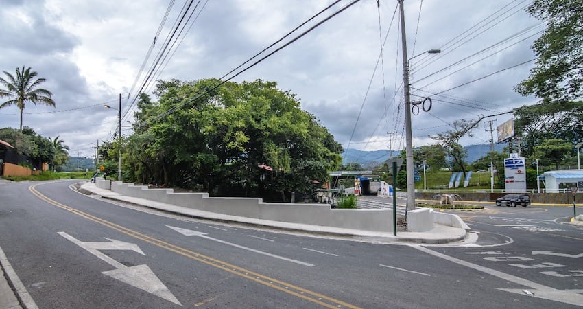 Vista panorámica de las nuevas aceras y obras viales en los alrededores de la sede del Hospital Clínica Bíblica en Santa Ana.