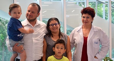 La familia Sancho Hernández junto a la Dra. Nora Padrón en la inauguración de la sede del Hospital Clínica Bíblica en Santa Ana.