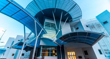 Personal quirúrgico del Hospital Clínica Bíblica en plena operación, destacado con el sello Top 10 del ranking de mejores hospitales de Latinoamérica por América Economía.