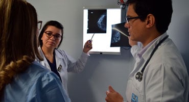 Equipo de médicos del Hospital Clínica Bíblica analizando estudios clínicos como parte del programa de Acción Social para personas en riesgo.