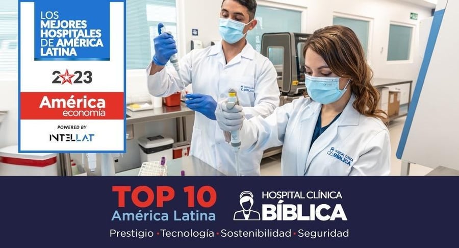 Personal médico del Hospital Clínica Bíblica en laboratorio clínico durante su reconocimiento como uno de los mejores hospitales de América Latina 2023.