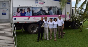 Equipo del Programa Lazos del Hospital Clínica Bíblica junto a la unidad móvil que recorre comunidades para realizar mamografías donadas.