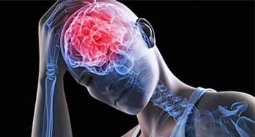 Ilustración médica de una persona con el cerebro resaltado en color rojo