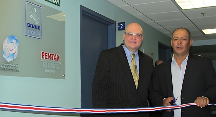 Autoridades durante inauguración de área médica en Hospital Clínica Bíblica