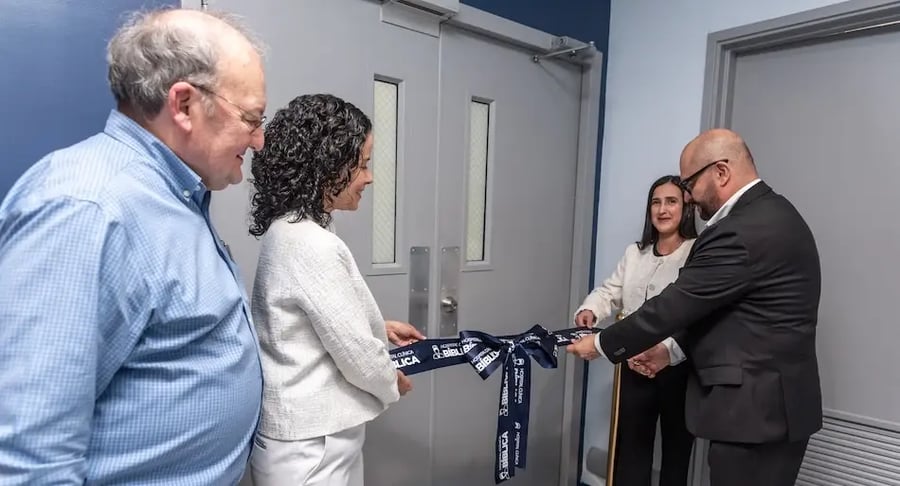 Acto de inauguración de las nuevas salas de cirugía Cameron del Hospital Clínica Bíblica con autoridades y personal médico.
