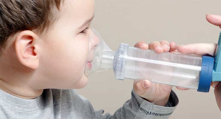 Niño utilizando inhalador con mascarilla para tratamiento respiratorio