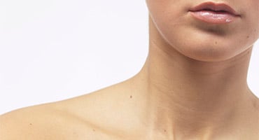 Primer plano del cuello de una persona mostrando la zona donde se ubican los ganglios linfáticos