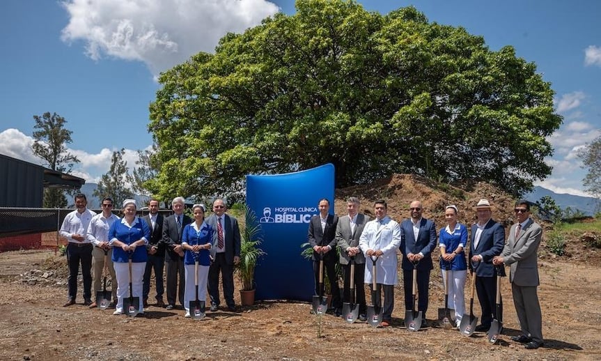 Autoridades y colaboradores del Hospital Clínica Bíblica durante el inicio de obras de la nueva sede en Curridabat.