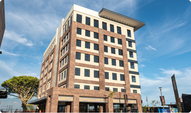 Fachada del nuevo edificio de Clínica Bíblica en Escazú con cielo despejado