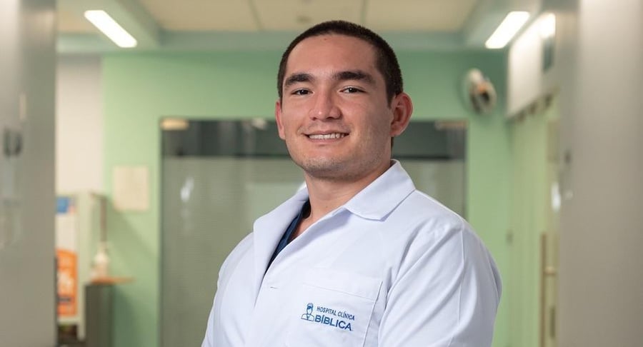 Profesional del Departamento de Farmacia del Hospital Clínica Bíblica en área clínica.