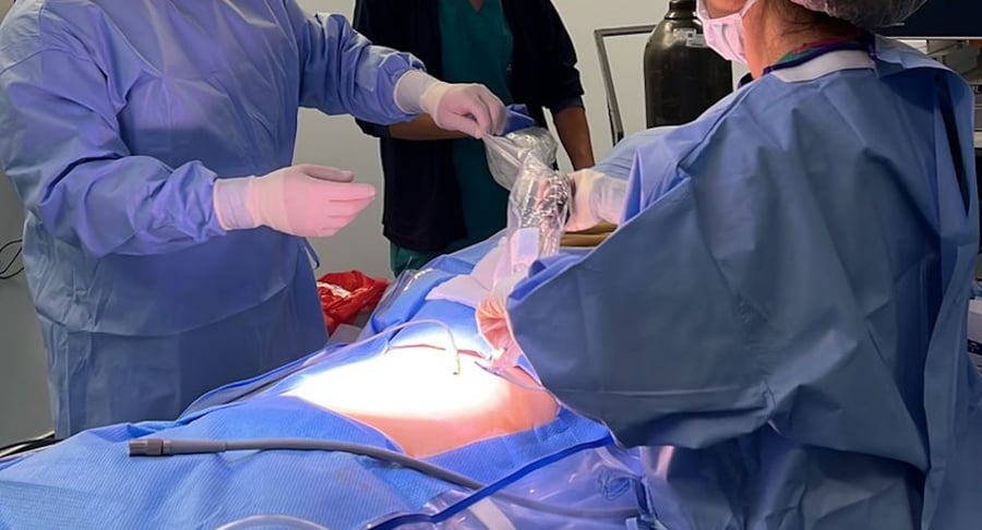 Equipo médico realizando procedimiento quirúrgico de hernia de pared abdominal durante jornada académica en el Hospital Clínica Bíblica.