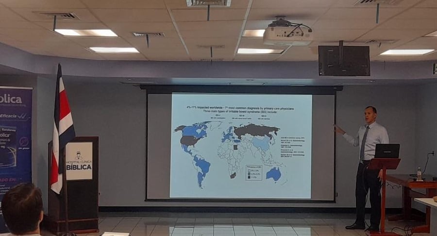 Especialista expone durante la Jornada de Actualización de Patologías Digestivas Bajas en el Hospital Clínica Bíblica.