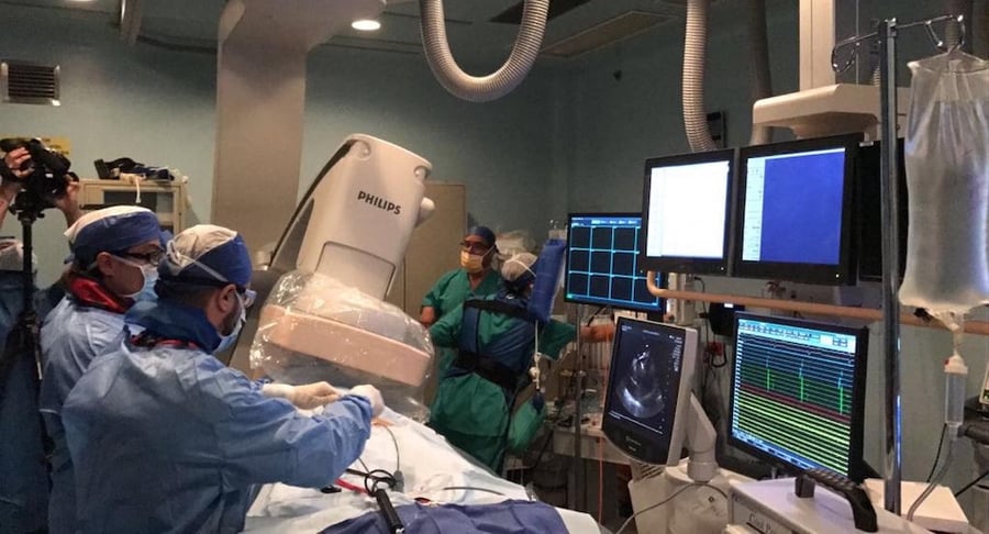 Equipo médico realiza procedimiento de electrofisiología cardíaca con transmisión de casos en vivo en el Hospital Clínica Bíblica