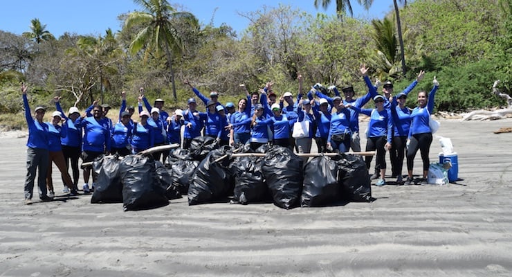 Colaboradores del Hospital Clínica Bíblica participan en jornada de voluntariado en la isla San Lucas recolectando residuos plásticos