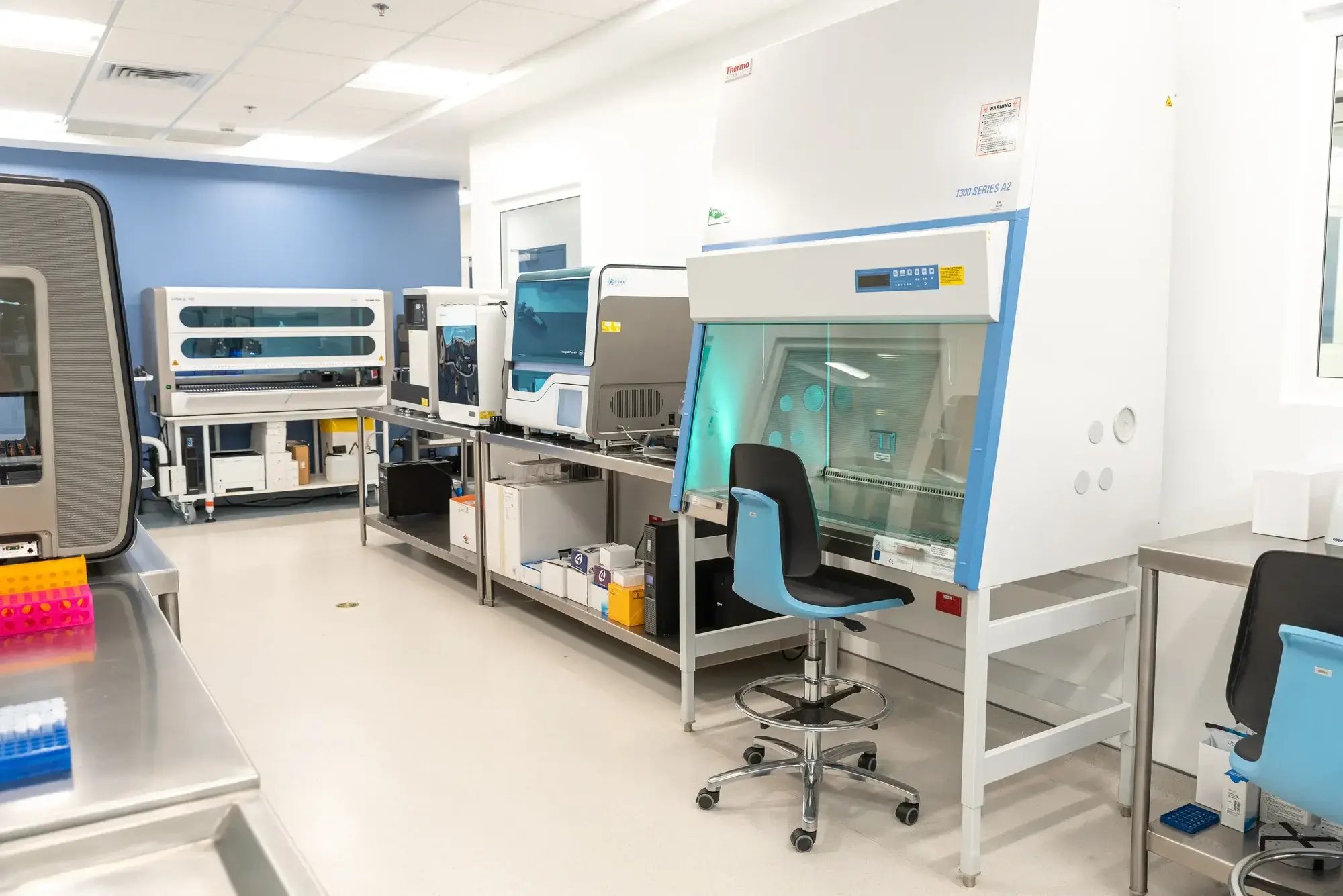 Laboratorio clínico moderno con cabina de bioseguridad y equipos médicos