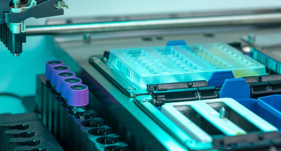 Equipo automatizado del laboratorio clínico del Hospital Clínica Bíblica para análisis de pruebas de alergias en sangre