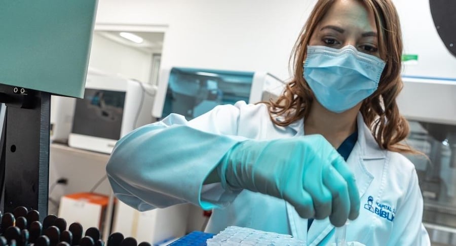 Especialista de laboratorio procesando muestras médicas para el diagnóstico preventivo y molecular de enfermedades oncológicas.