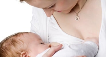 Madre amamantando a su bebé recién nacido en contacto cercano