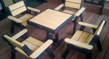 Juego de mesa y sillas para exteriores fabricados con madera plástica reciclada, resultado del procesamiento de insumos quirúrgicos.