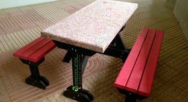 Mesa de picnic de alta resistencia elaborada por la empresa Producol a partir de materiales plásticos recuperados del Hospital.