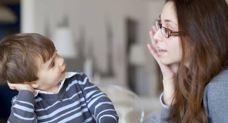 Madre conversa con su hijo pequeño en un ambiente familiar