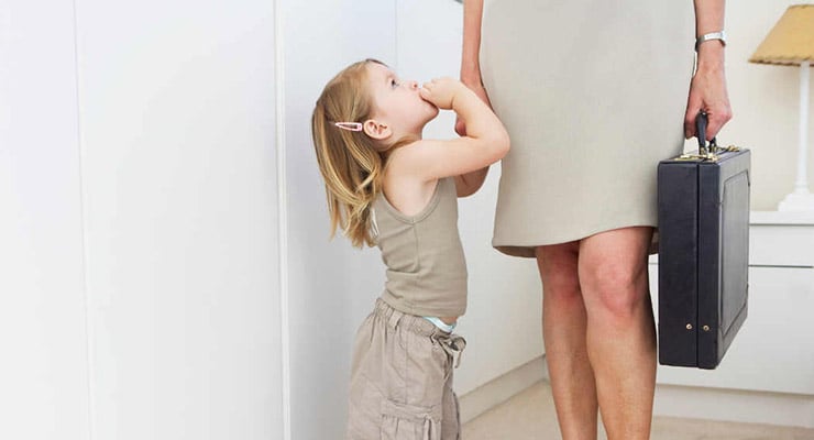 Niña pequeña despidiéndose de su madre antes de que salga a trabajar