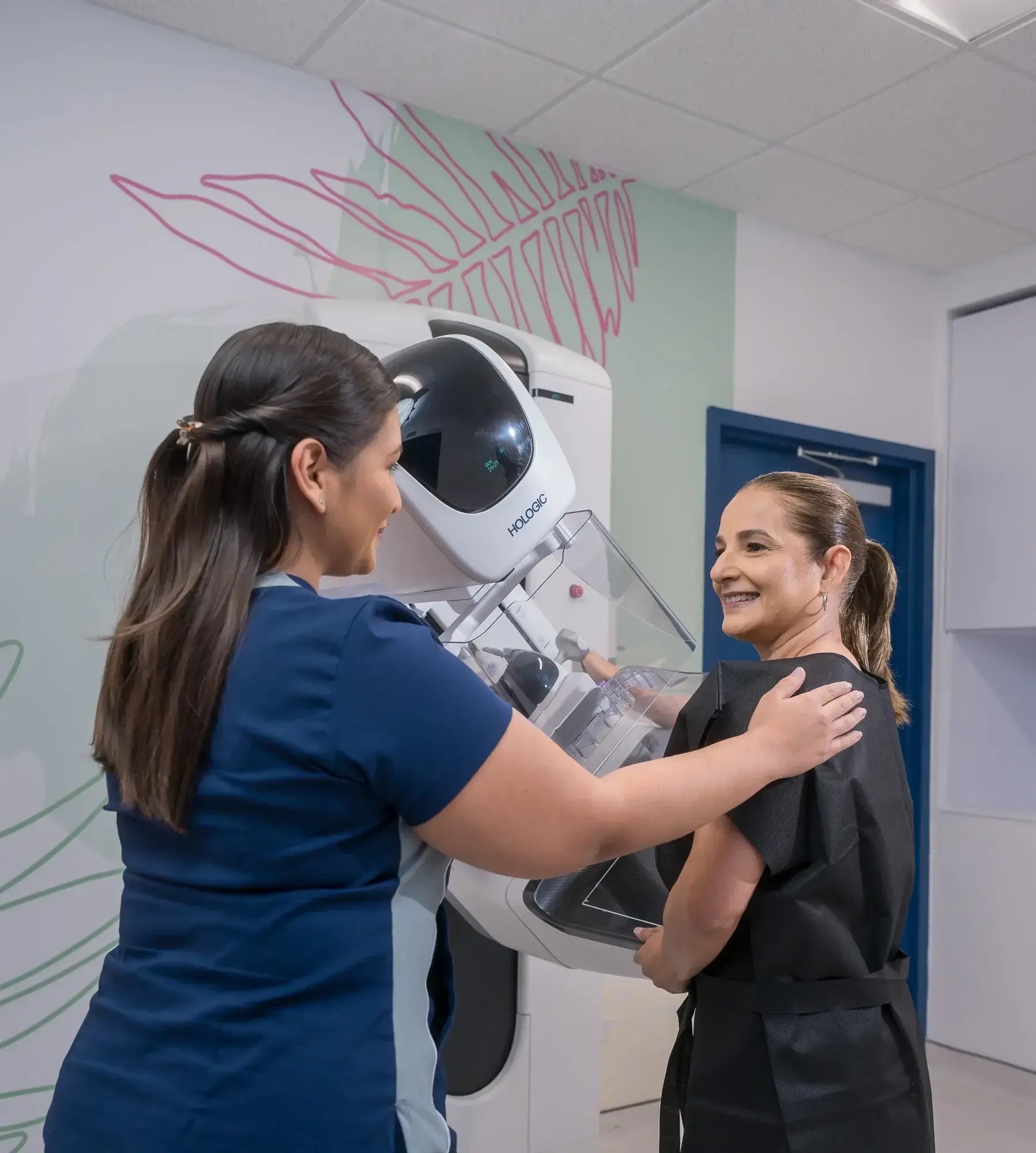 Paciente realizándose una mamografía con equipo especializado Hologic en Clínica Bíblica.