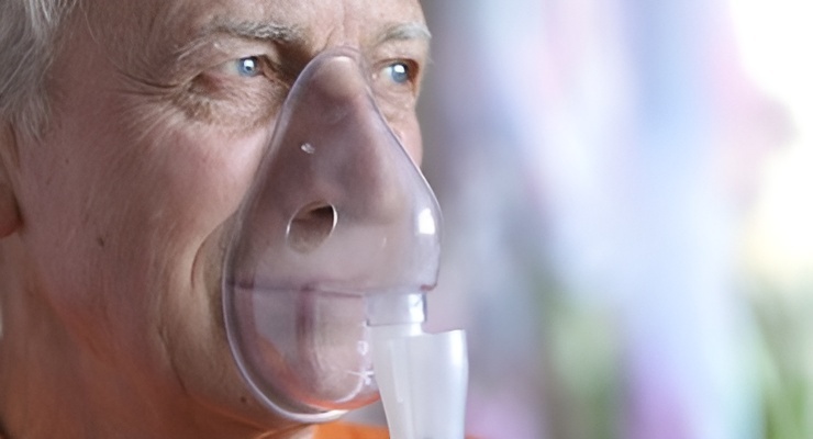 Persona adulta mayor utilizando mascarilla de oxígeno para asistencia respiratoria.