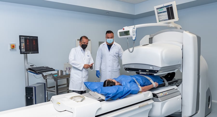 Especialistas del Hospital Clínica Bíblica realizan estudio de medicina nuclear a paciente con equipo de diagnóstico avanzado