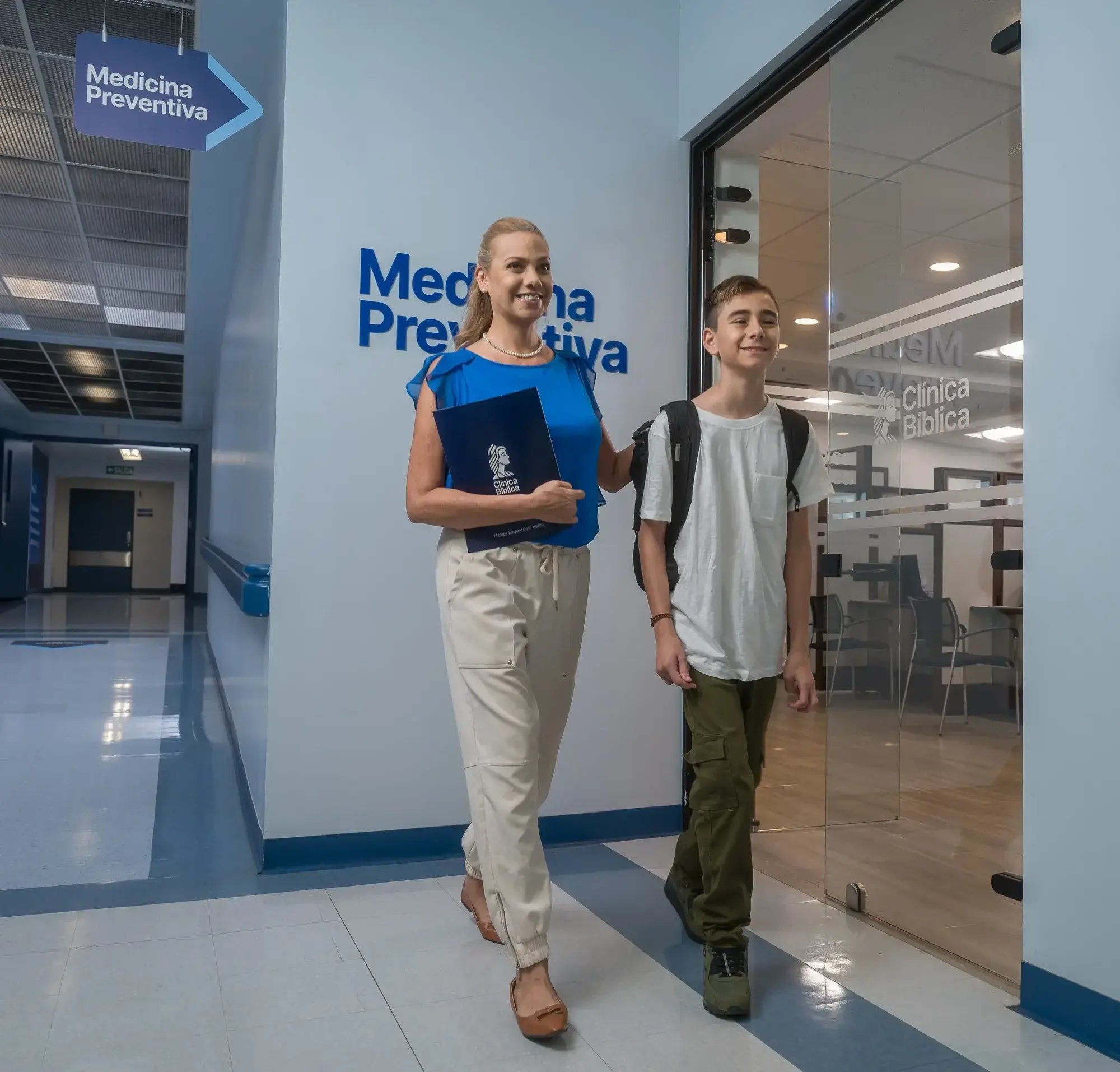 Madre acompañando a su hijo adolescente en consulta de medicina preventiva en Clínica Bíblica.