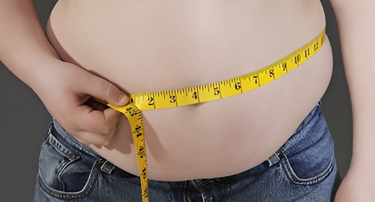 Medición de cintura en niño con cinta métrica amarilla