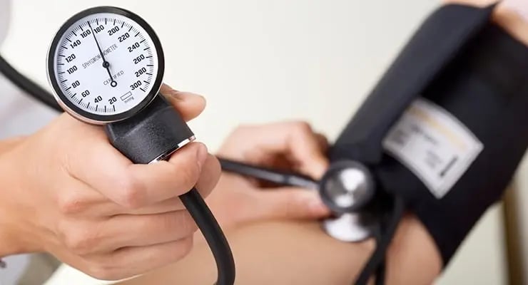 Medición de la presión arterial con esfigmomanómetro en el brazo de una persona