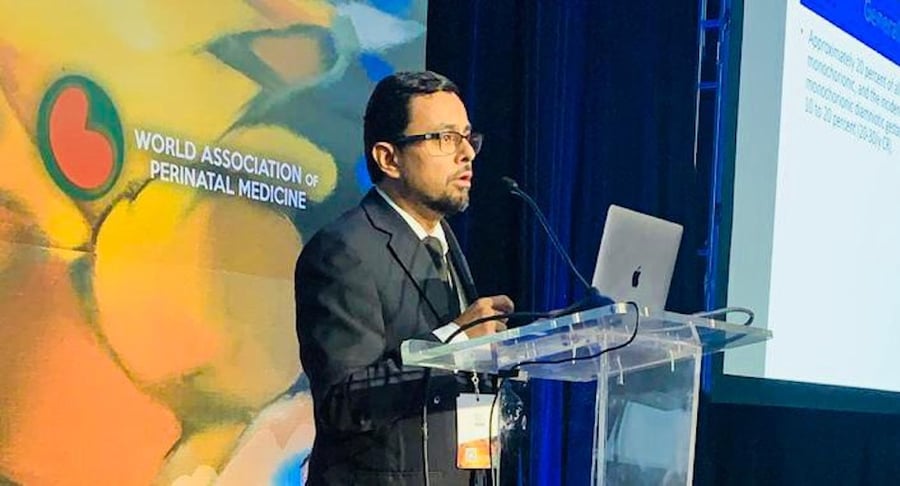 Especialista en Medicina Materno Fetal del Hospital Clínica Bíblica expone en congreso mundial de Medicina Perinatal, frente a auditorio internacional.