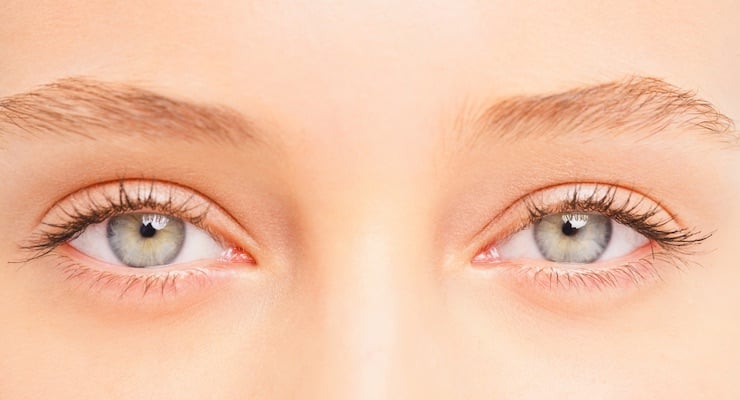 Primer plano de los ojos de una persona que representan la importancia del cuidado de la salud visual