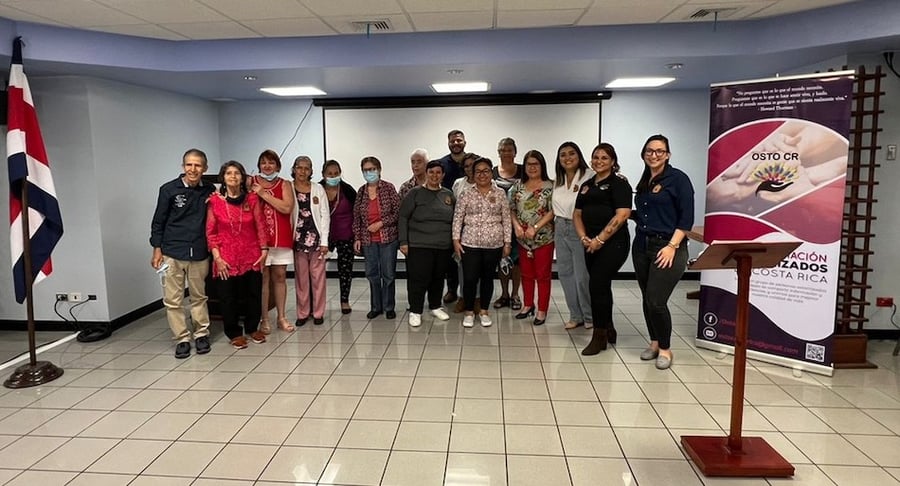 Grupo de personas participantes en actividad educativa sobre ostomía realizada en el Hospital Clínica Bíblica junto a la Asociación Osto CR.