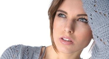 Primer plano del rostro de una mujer con expresión relajada