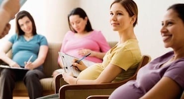 Grupo de mujeres embarazadas sentadas en una sesión de orientación