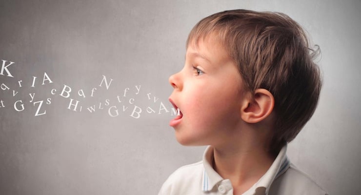 Niño de perfil con la boca abierta frente a letras ilustradas sobre fondo neutro