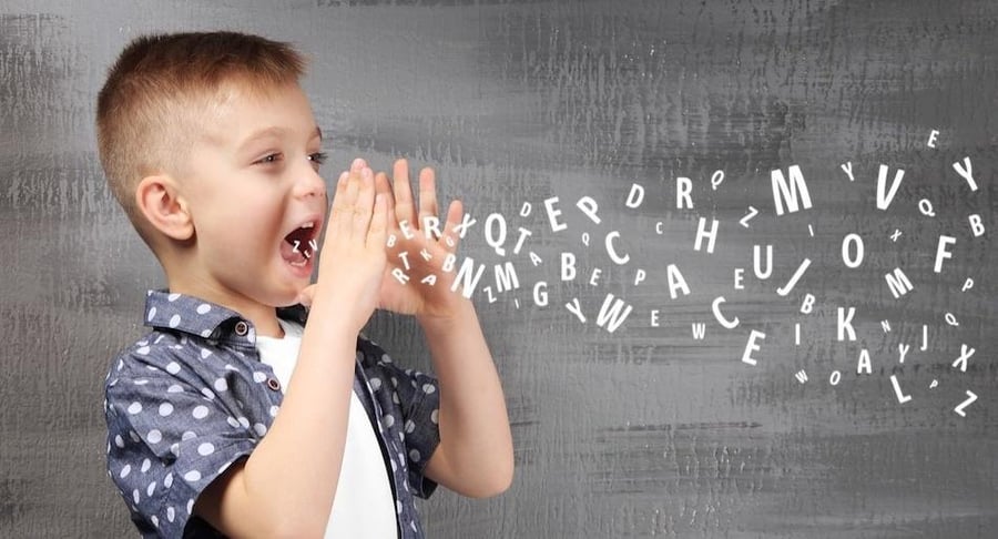 Niño pequeño gritando con las manos cerca de su boca mientras salen letras volando, representando el desarrollo del habla y la terapia de lenguaje.