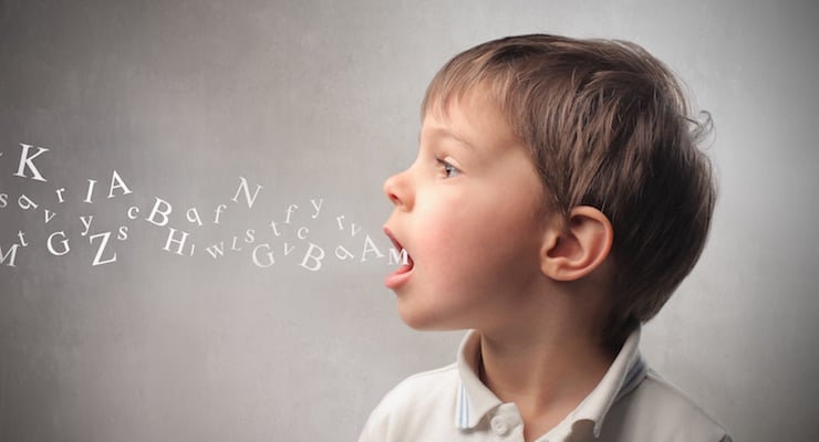 Niño de perfil pronunciando sonidos y letras frente a un fondo neutro